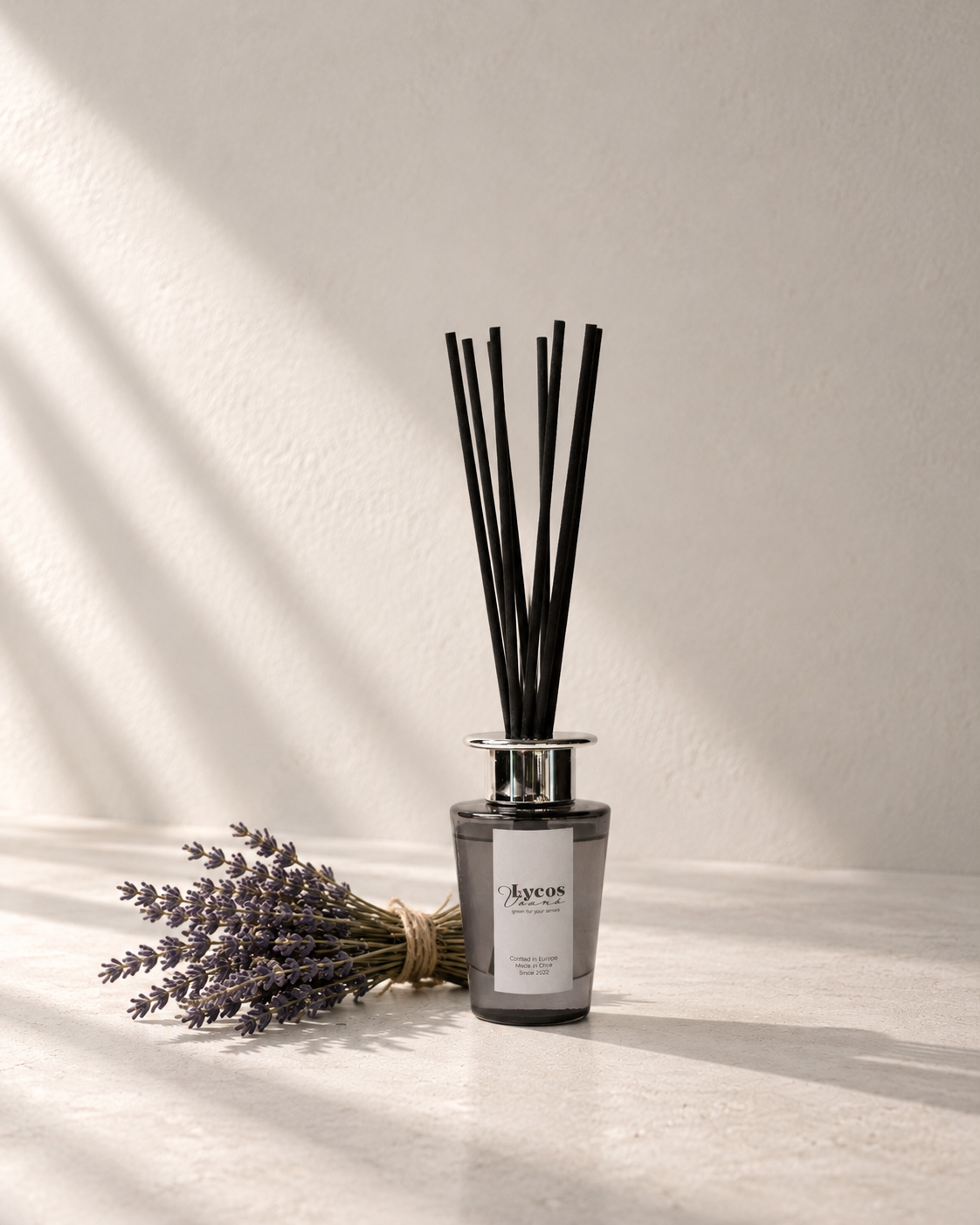 Difusor de varillas Serene Lavender de Lycos Vounó, parte de la ruta de scent layering Dormir mejor