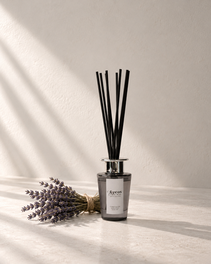 Difusor de varillas Serene Lavender de Lycos Vounó, parte de la ruta de scent layering Dormir mejor