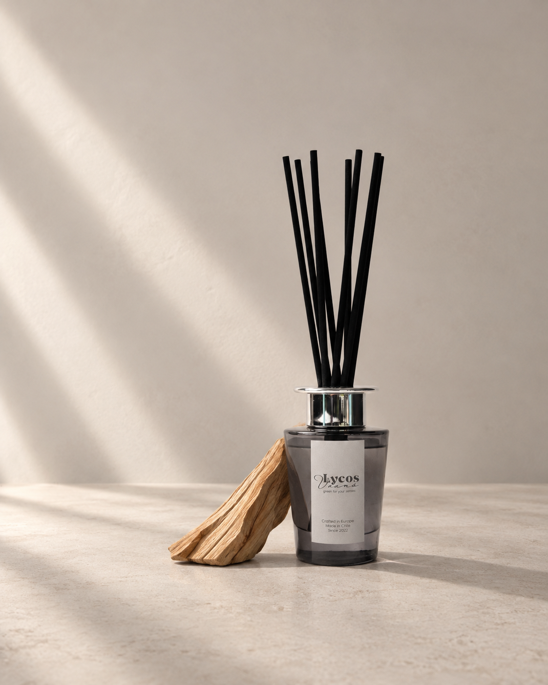 Difusor de varillas Santalwood de Lycos Vounó, parte de la ruta de scent layering La noche larga