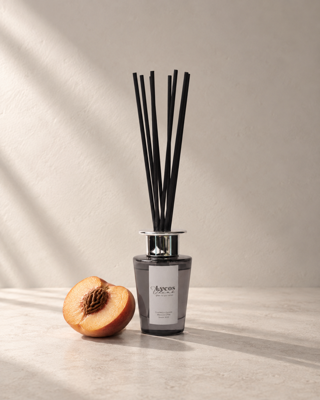 Difusor de varillas Isla Seductora de Lycos Vounó, parte de la ruta de scent layering El otoño que no termina