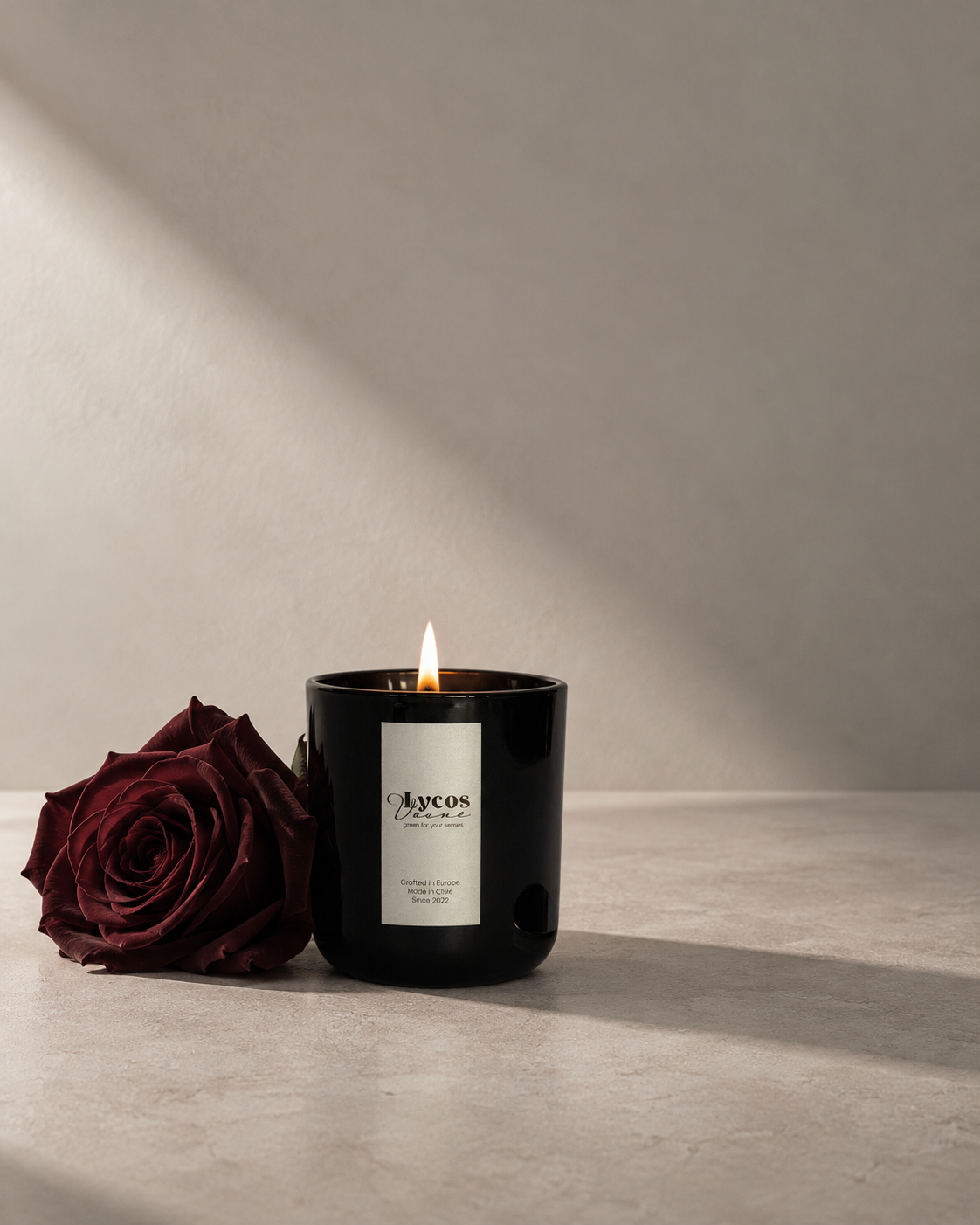 Vela aromática Rosas Picantes de Lycos Vounó, rosa y pimienta