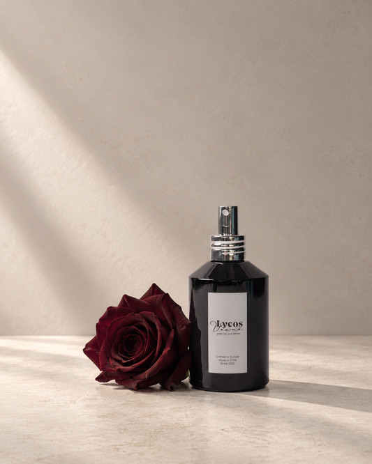 Room & linen spray Rosas Picantes de Lycos Vounó, parte de la ruta de scent layering Rosa y cuero